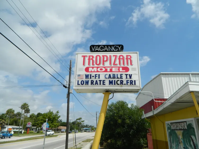 Tropizar Motel - Image 1