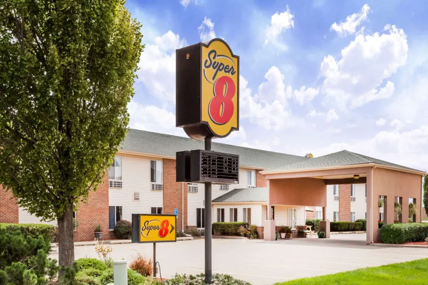Super 8 by Wyndham Pekin/Peoria Area - Image 1