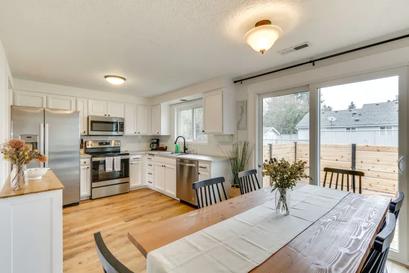 Pet-friendly Vancouver Retreat w/ Home Gym & Grill - Image 1