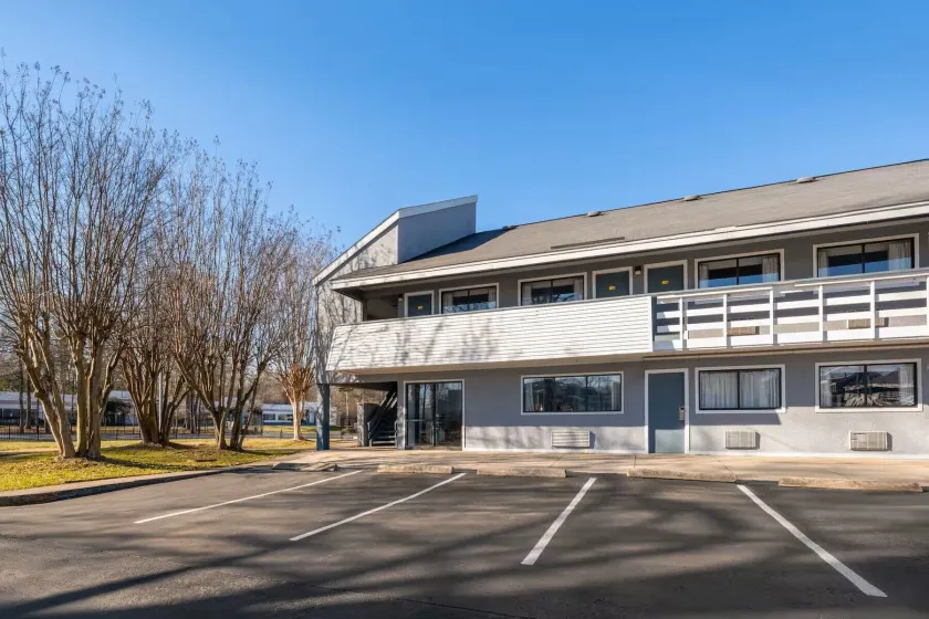 Days Inn by Wyndham Charlotte University - Image 1