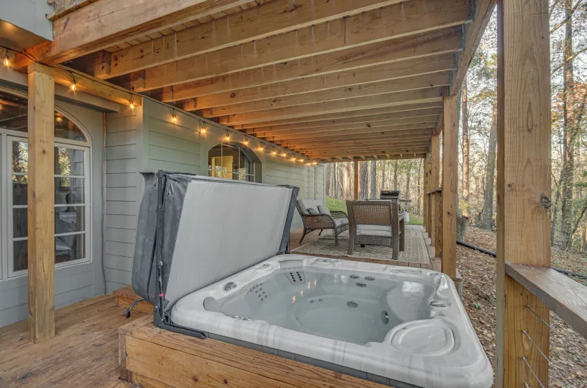 Mississippi Retreat w/ Hot Tub, Deck & Lake Views! - Image 1