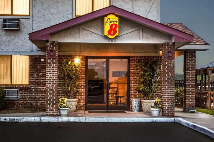 Super 8 by Wyndham Greenville - Image 1