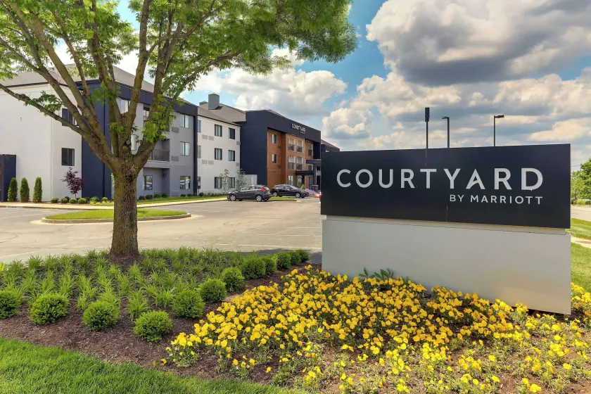 Courtyard Lexington South/Hamburg Place - Image 1