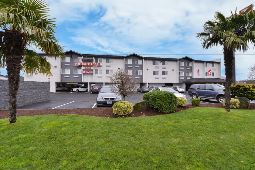 Clackamas Inn and Suites - Image 1