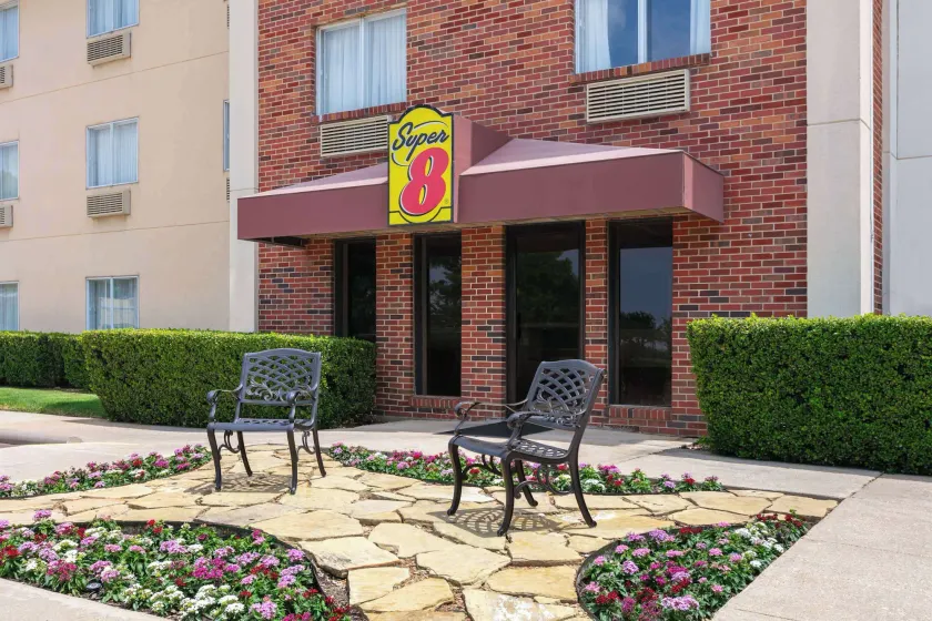 Super 8 by Wyndham Grapevine/DFW Airport Northwest - Image 1