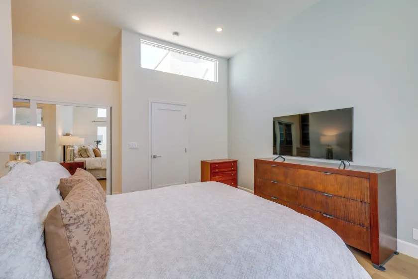 Sleek Oxnard Townhouse w/ Balconies: Walk to Beach - Intérieur