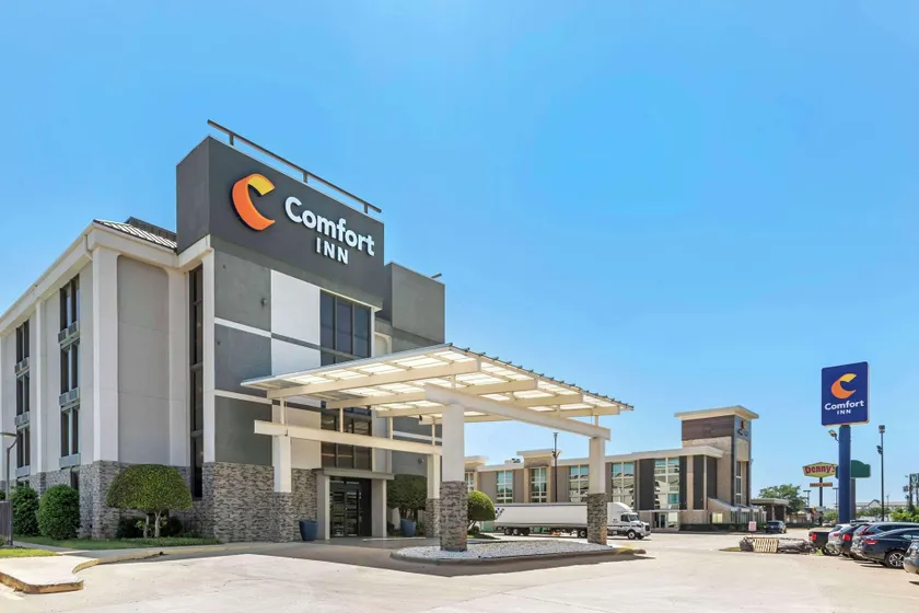Comfort Inn Dallas North Love Field Airport - Image 1