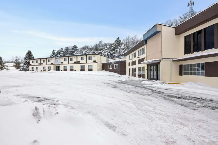 Econo Lodge Manistee - Image 1