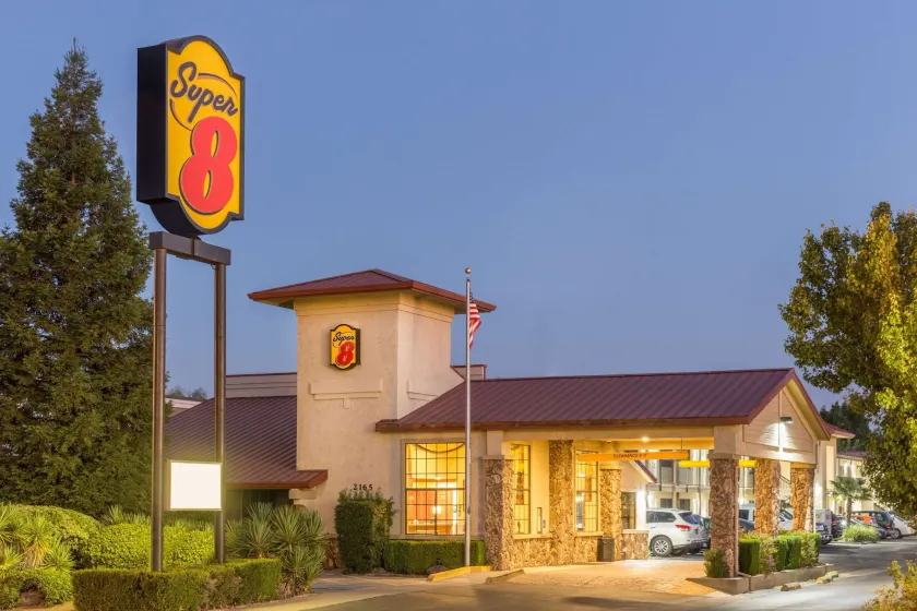 Super 8 by Wyndham Corning - Image 1