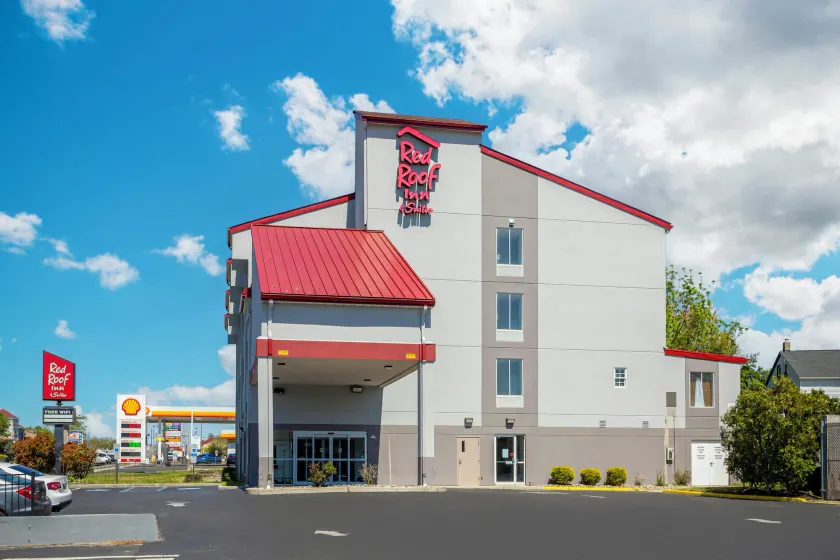 Red Roof Inn & Suites Philadelphia - Bellmawr - Image 1