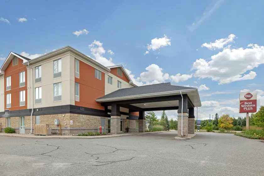 Best Western Plus Muskoka Inn - Image 1