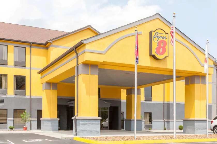 Super 8 by Wyndham Crossville TN - Image 1