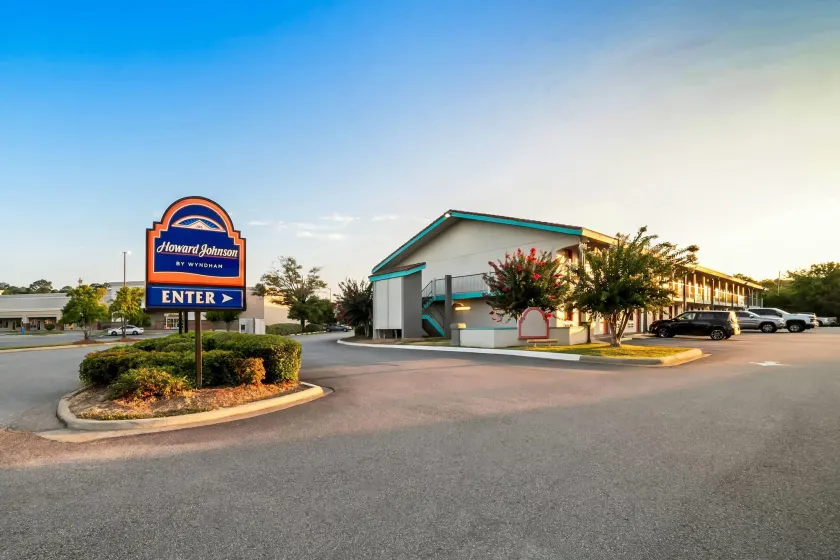 Howard Johnson by Wyndham Columbus Fort Moore - Image 1