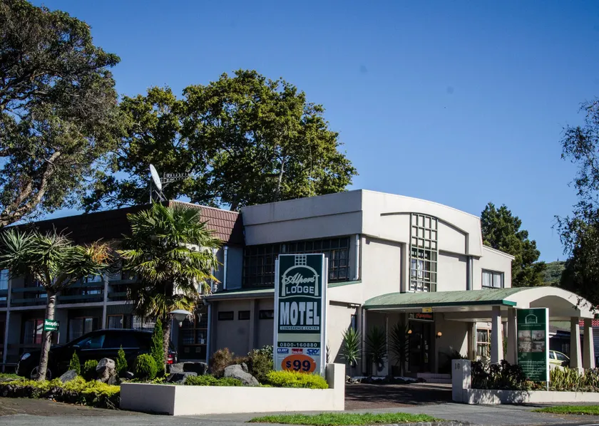 Alpers Lodge & Conference Centre - Image 1