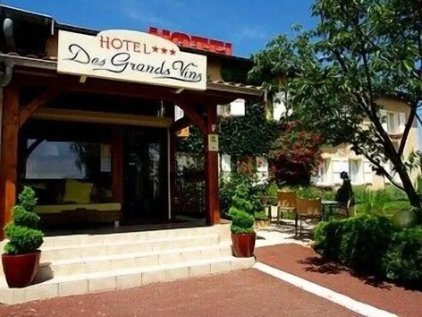 Logis Hotel Des Grands Vins - Image 1