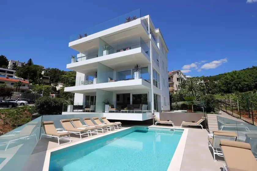 New apartment with swimming pool near the beach - Image 1