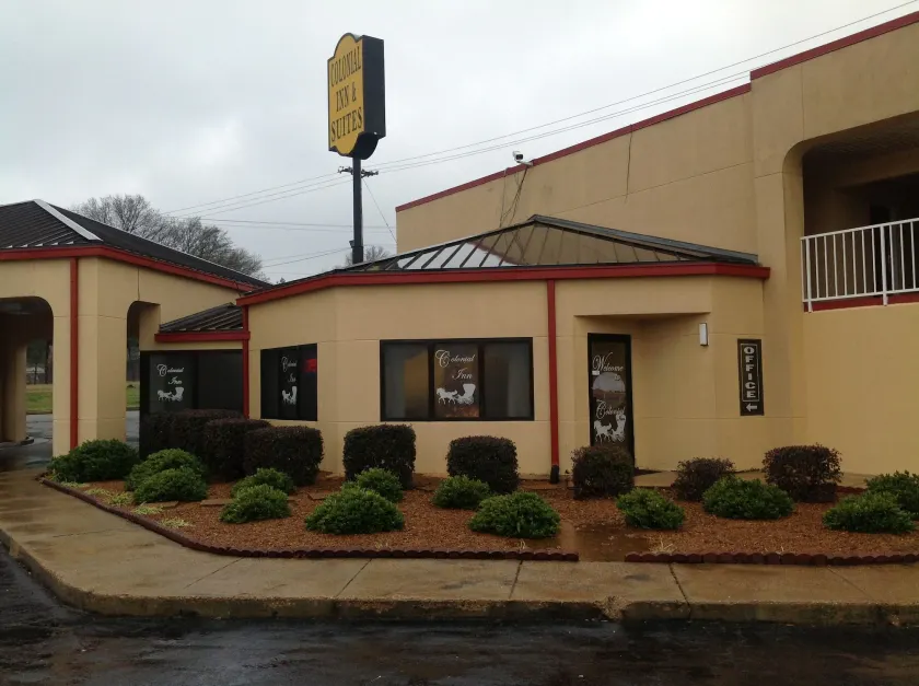 Colonial Inn & Suites /Airport/Graceland - Image 1