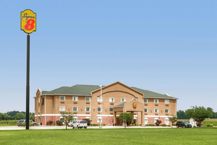 Super 8 by Wyndham Grayville - Image 1