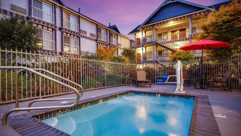Best Western Plus Bayshore Inn - Image 1