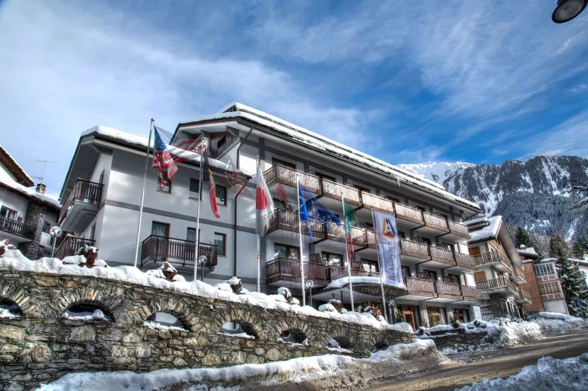 Cresta Et Duc Hotel - Image 1