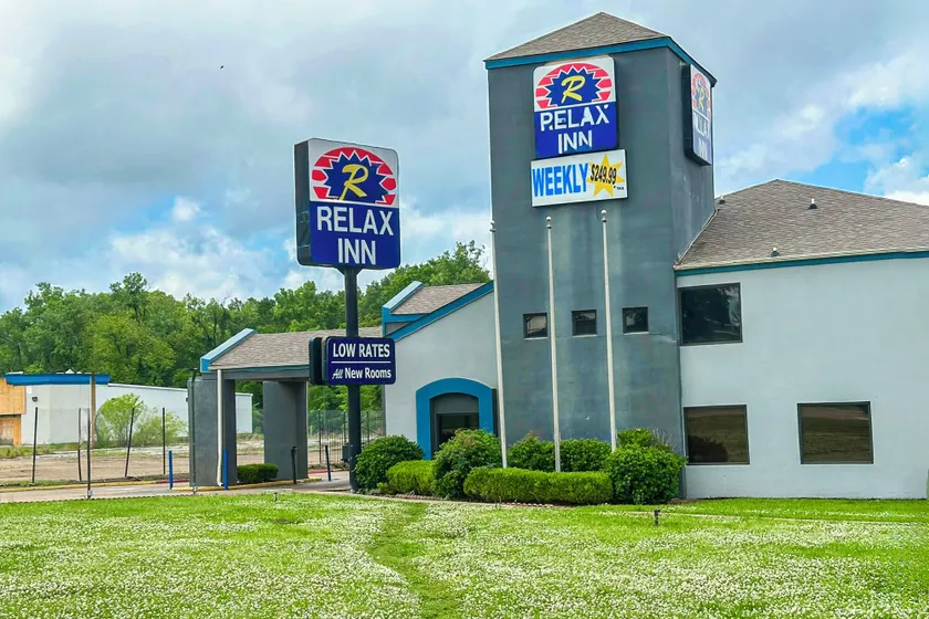 Relax Inn By Oyo Jackson MS Hwy 80 I-20 - Image 1