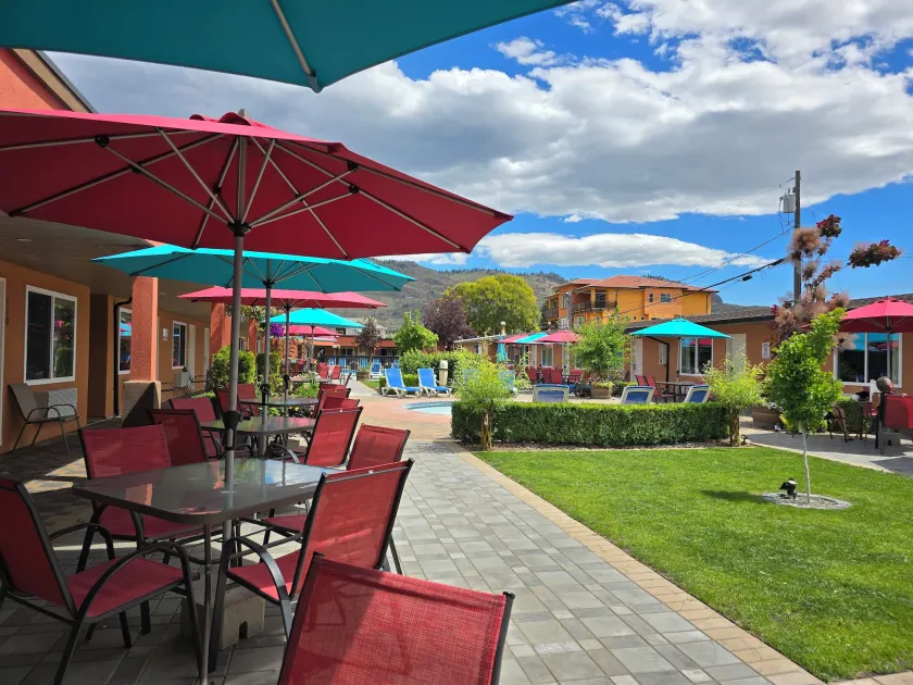 Sahara Courtyard Inn & Suites Osoyoos - Image 1