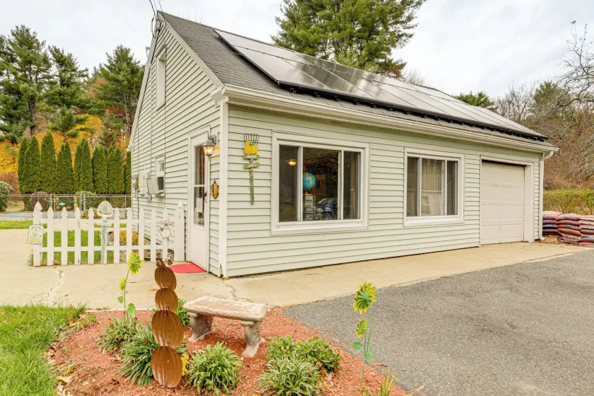 Hike & Explore Western Mass: Peaceful Studio - Image 1