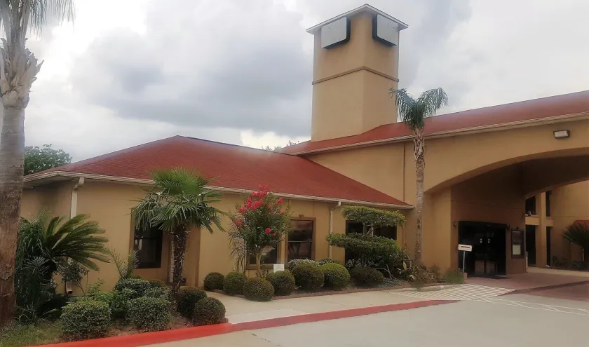 Red Roof Inn & Suites Houston – Humble/IAH Airport - Image 1