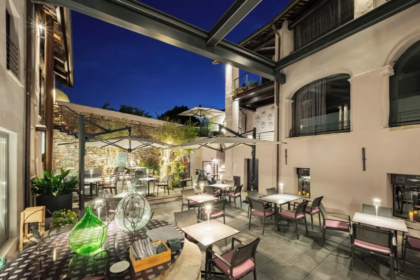 Uve Rooms & Wine Bar - Image 1