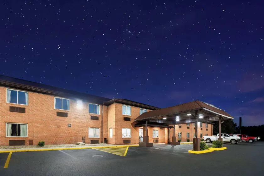 Super 8 by Wyndham Fairmont - Image 1