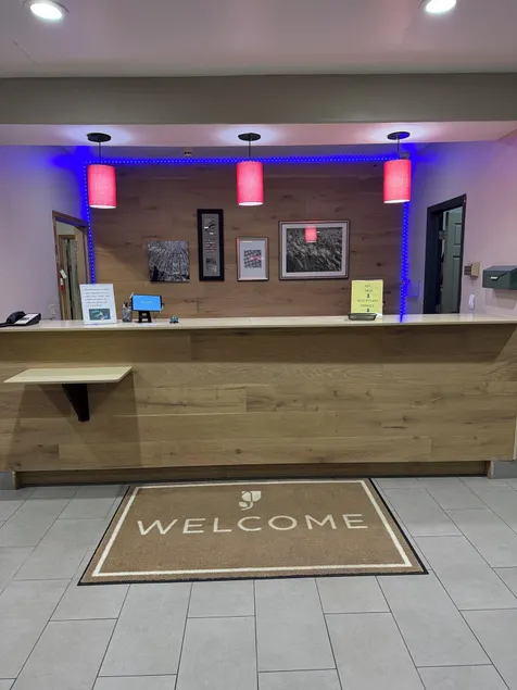 Country Inn & Suites by Radisson, Elgin, IL - Image 1