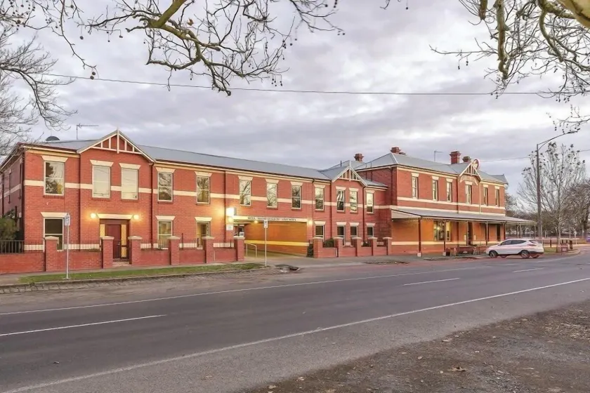 Lake Inn - Ballarat - Image 1