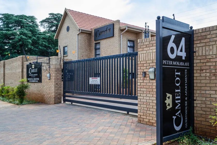 Camelot Guest House & Apartments - Image 1