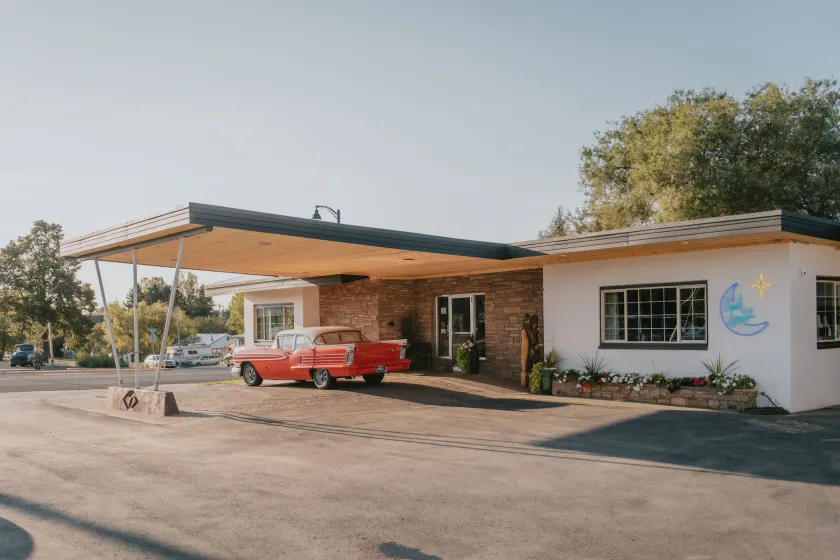 Sapphire Motel Midtown Bozeman - Image 1