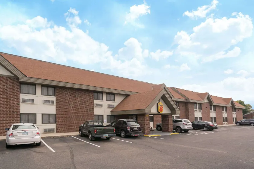 Super 8 by Wyndham St. Cloud - Image 1