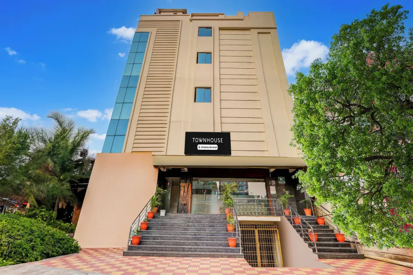Super OYO Townhouse Gajuwaka Centre - Image 1