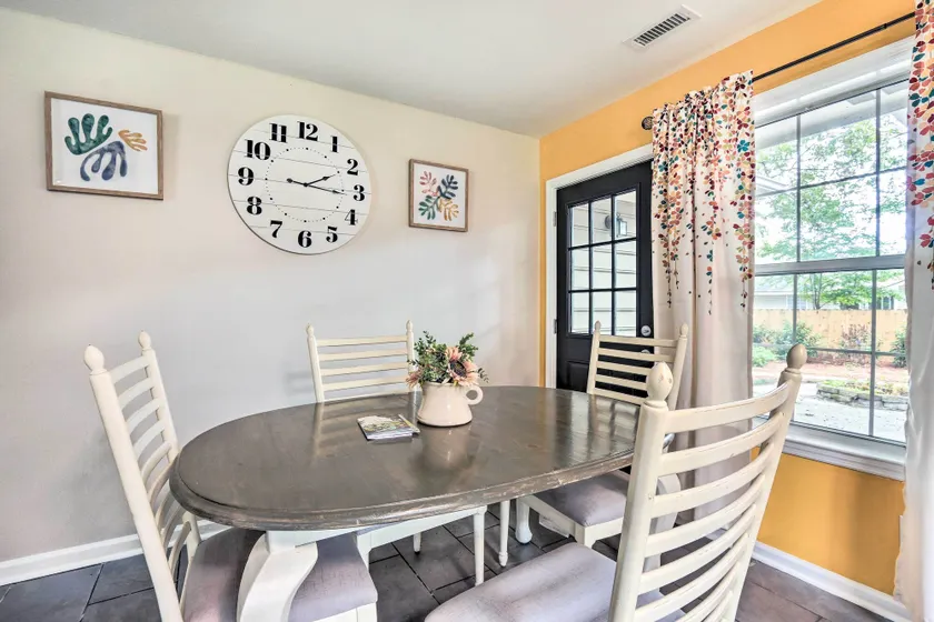 Peaceful Beaufort Home w/ Front Porch + Grill - Interiör
