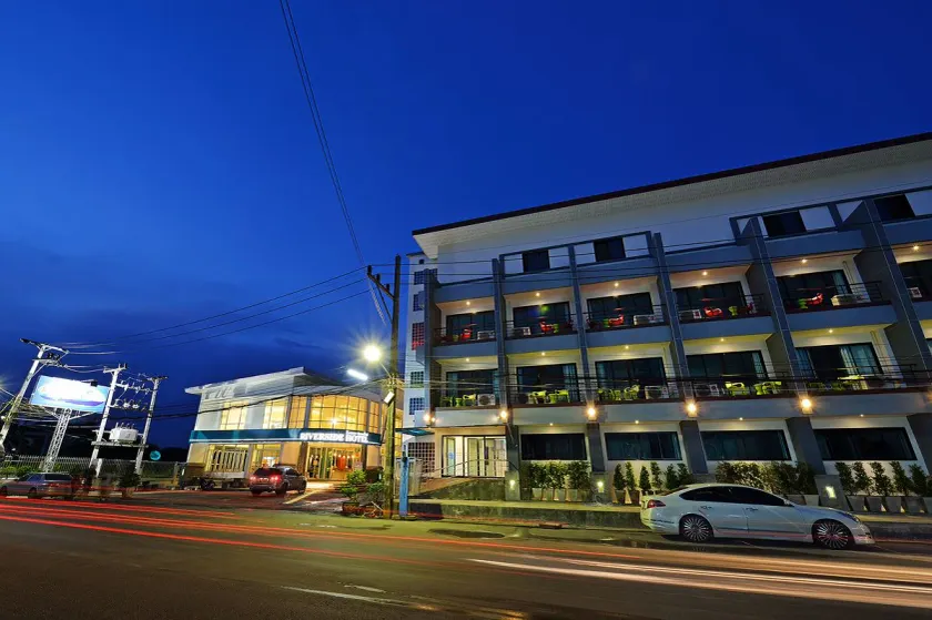 Riverside Hotel - Image 1