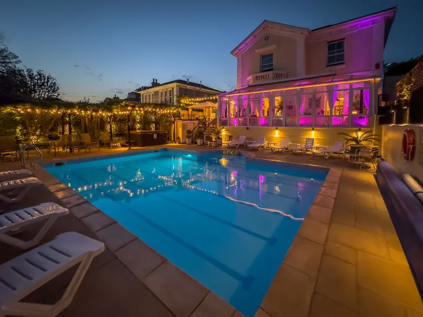Riviera Lodge Hotel - Image 1
