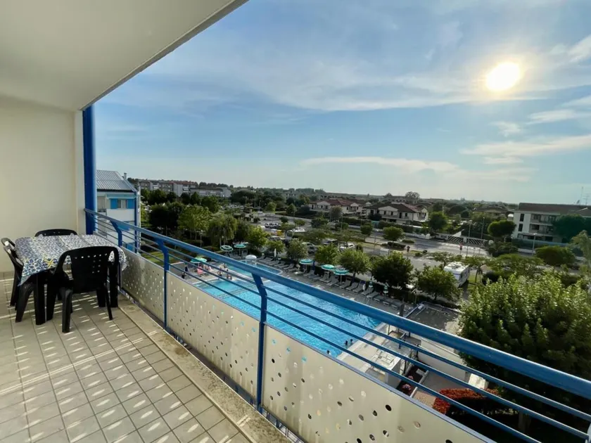 Lovely flat overlooking the pool - Image 1