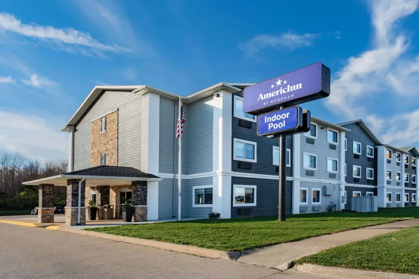 AmericInn by Wyndham Quincy - Image 1