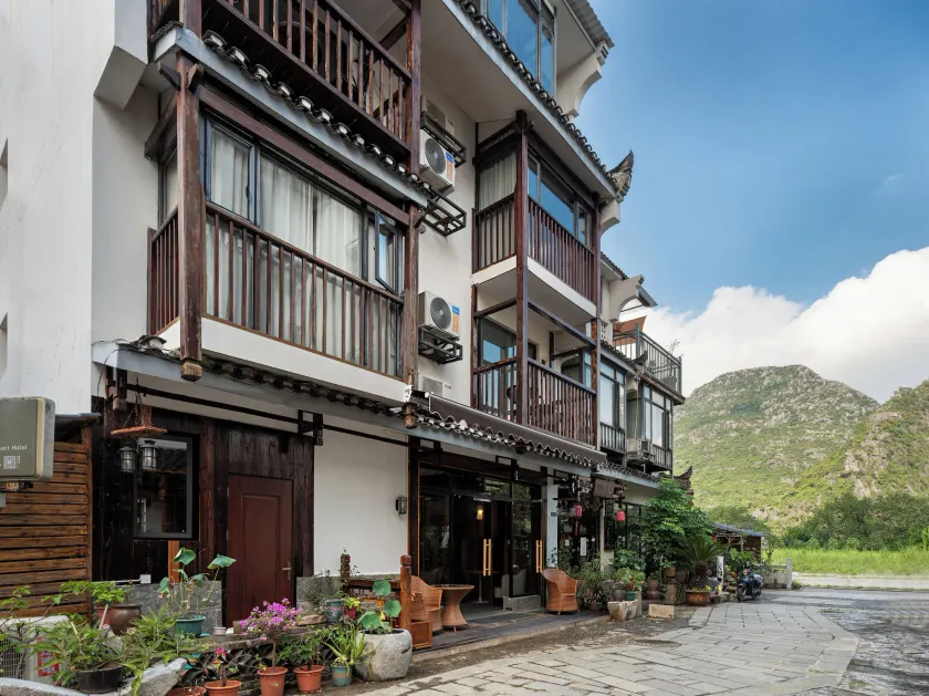 Castle peak yard Inn Free railway st ation pick-up by 2 nights - Image 1