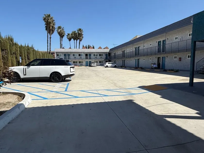 Travel Inn Motel - Image 1