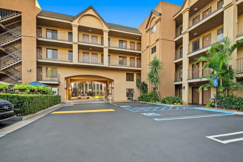 Howard Johnson by Wyndham Pasadena - Image 1