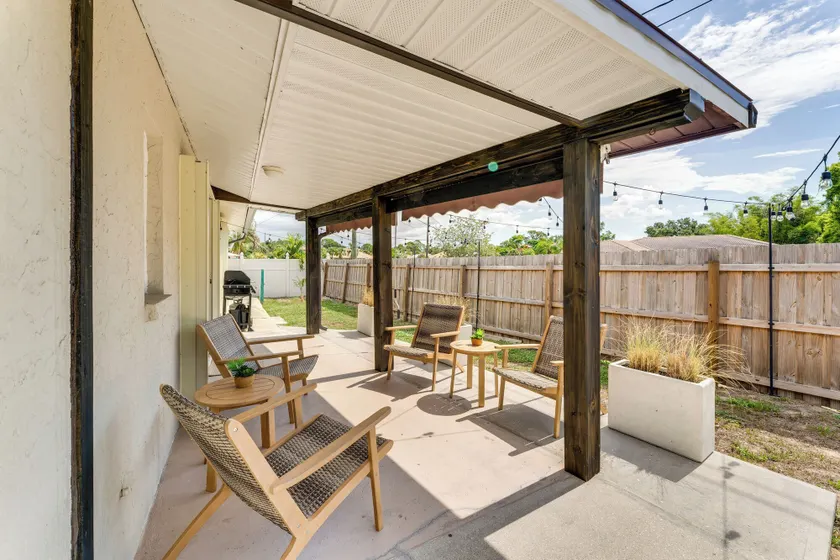 Nokomis Home w/ Screened Pool, 3 Mi to Beaches! - Innenbereich