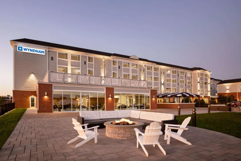 Wyndham Newport Hotel - Image 1