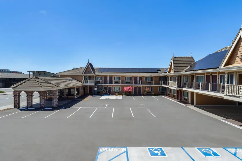 Ramada Bayside Inn & Suites Eureka - Image 1