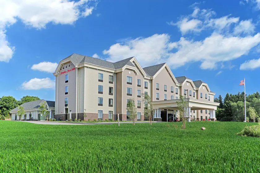 Hampton Inn & Suites Cazenovia - Image 1