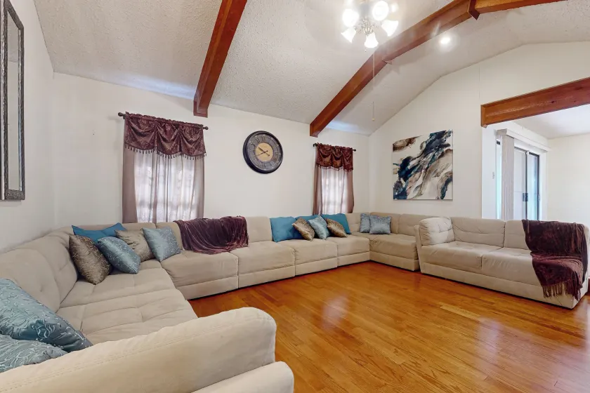 3BR Family Home w/ Wifi, Workspace, Laundry - Image 1