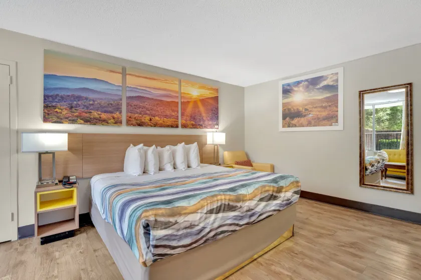 Bristol Parkway inn - Image 1